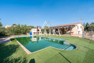 Chalet in Riudoms. Descubre la finca de tus sueños en el corazón de la costa dorada