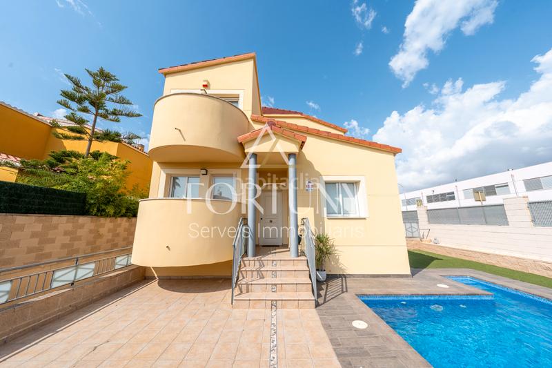 Foto a105d104-69b0-4829-84a5-fd332441cf97. Casa a carrer mas d'en víctor 2 a Quatre Camins Cambrils