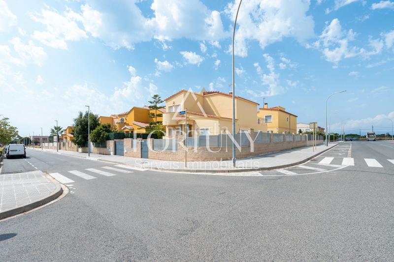 Foto fe86de8b-ba79-48f3-b4eb-abae2c463790. Casa a carrer mas d'en víctor 2 a Quatre Camins Cambrils