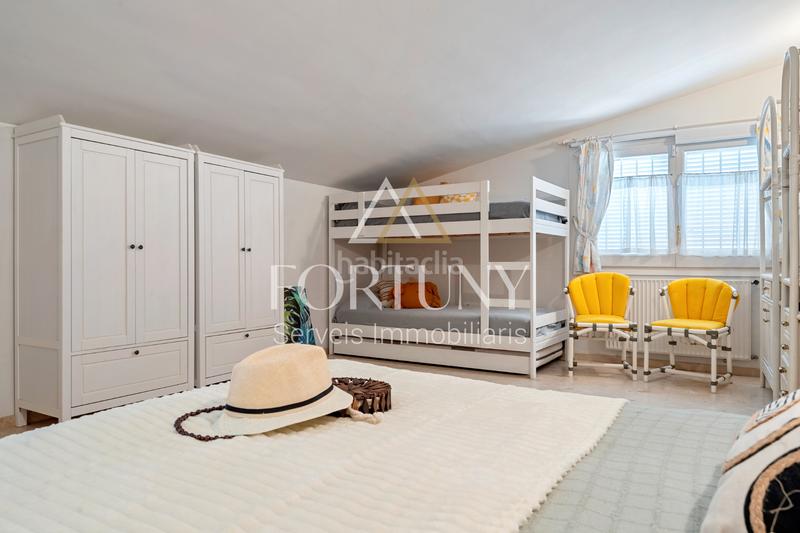 Foto 0e185ee5-0f64-41ce-ab8c-31bf3a7bc5dd. Xalet amb xemeneia calefacció aparcament piscina a Cambrils