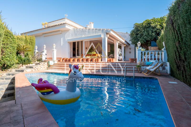 Foto 1935b837-8345-43c0-af6a-98db17102e86. Xalet amb xemeneia calefacció aparcament piscina a Cambrils