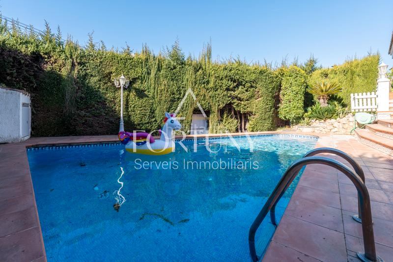 Foto 7f9e24df-5d6f-4d0f-b081-69f4362c083a. Xalet amb xemeneia calefacció aparcament piscina a Cambrils