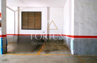 Car parking  Carrer de francesc moragas i barret. Plaza de aparcamiento en el centro de cambrils