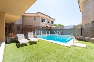 Casa aparellada  Carrer carrasclet. Impresionante casa en cambrils