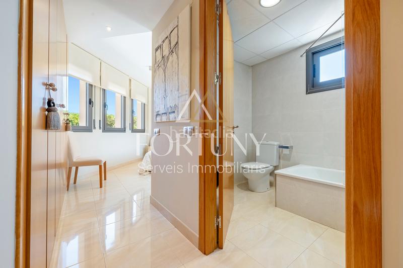 Foto b7bd9594-5bd0-4ead-9fed-9c4b93fe3ae6. Casa aparellada amb aparcament piscina a Regueral - Prat d'en Forés Cambrils