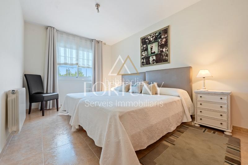 Foto 1c77ca2c-95c3-4bf9-87e4-b1fa655352f2. Casa adossada amb xemeneia calefacció aparcament a Cambrils