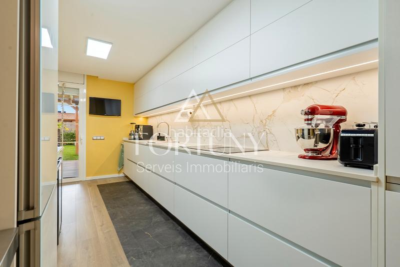 Foto 70cb83c3-ac15-4f89-b593-bd81a2fe1368. Casa adossada amb xemeneia calefacció aparcament a Cambrils