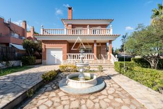 Casa a Carrer bruselas 12. Encantadora casa en club mont-roig