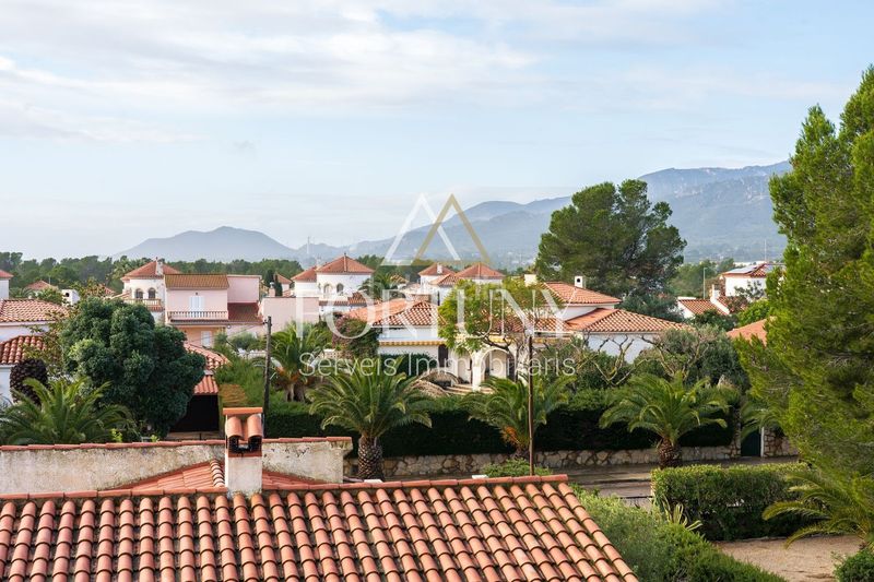 Foto 1524981a-794c-47f0-9b7b-dd0d751c6efd. Casa amb aparcament a Centre Miami Platja