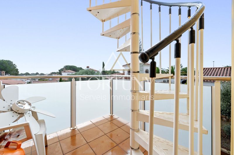 Foto 56dfe7f4-4346-4803-845f-16ce9c5bd896. Casa amb aparcament a Centre Miami Platja