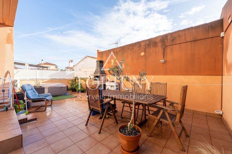 Foto 68d2fd03-9af0-4a60-8786-5f03d88c2f2a. Casa amb aparcament a Centre Miami Platja