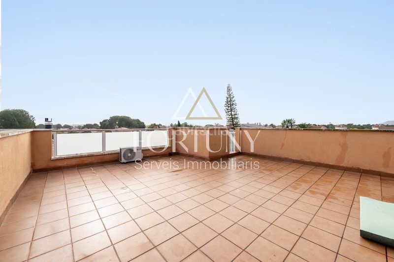 Foto 8d42a08b-591b-426f-ad39-a07ab9949b2e. Casa amb aparcament a Centre Miami Platja