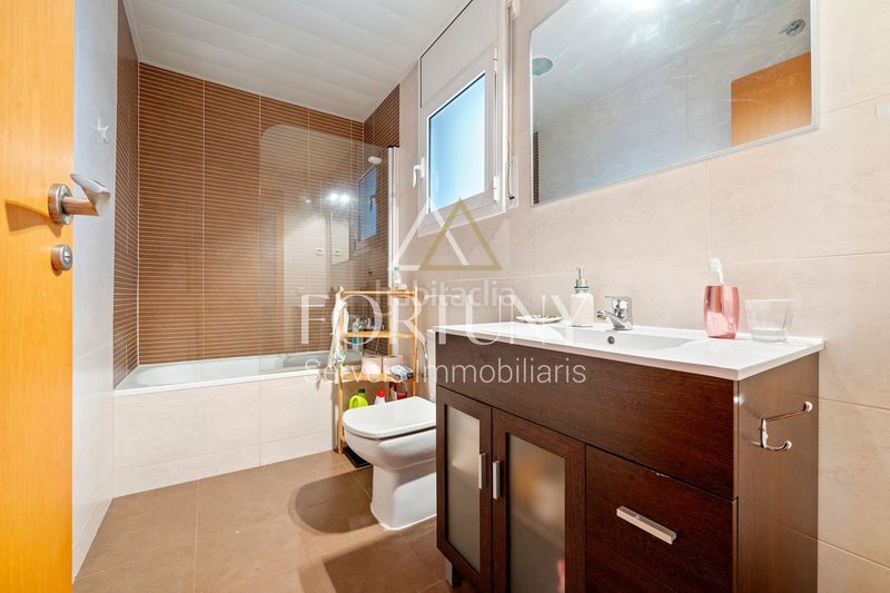 Foto 96e893d8-4f6f-4dbf-a75d-a30792394216. Casa amb aparcament a Centre Miami Platja