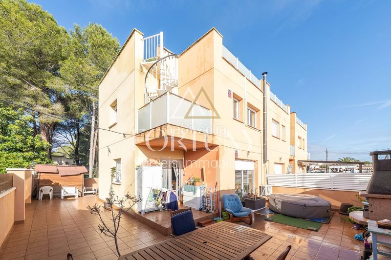 Foto 9fa56f6e-cfc2-4980-972c-a3cf70084d77. Casa amb aparcament a Centre Miami Platja