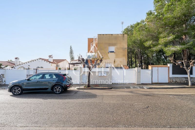 Foto d99c79dc-5905-4db8-ae0c-419b30cec93c. Casa amb aparcament a Centre Miami Platja