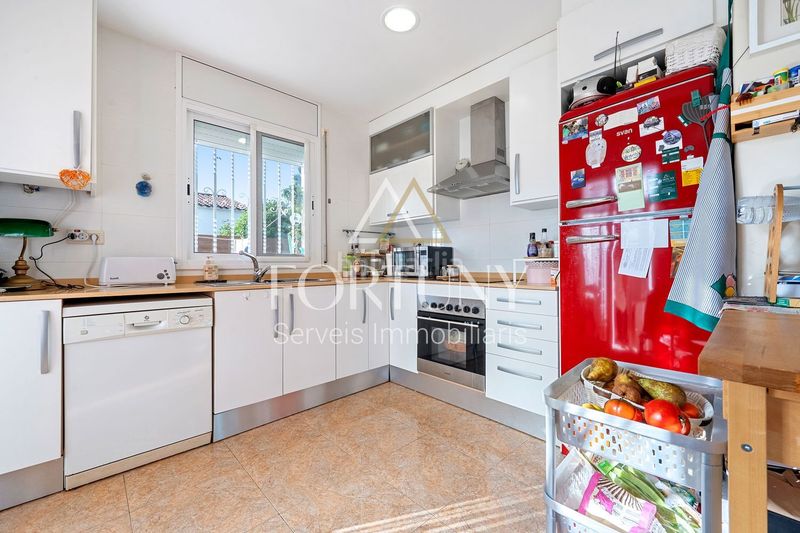 Foto ea8e4608-ebdb-4656-b619-d18d898f1bd1. Casa amb aparcament a Centre Miami Platja