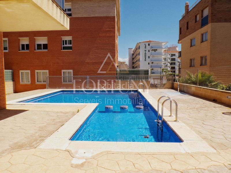 Foto ba6c50ad-7e92-42fc-8a2e-9d3ec12c3503. Pis amb piscina a Passeig Marítim Miami Platja