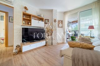 Flat in La Pineda. Piso en venta en la pineda