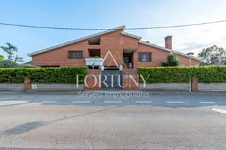 Casa a Carrer crisantems 7. Espectacular casa unifamiliar con acabados de alta calidad