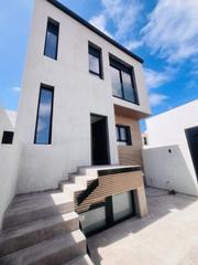 Xalet  Calle maracaibo. Chalet moderno con terraza privada