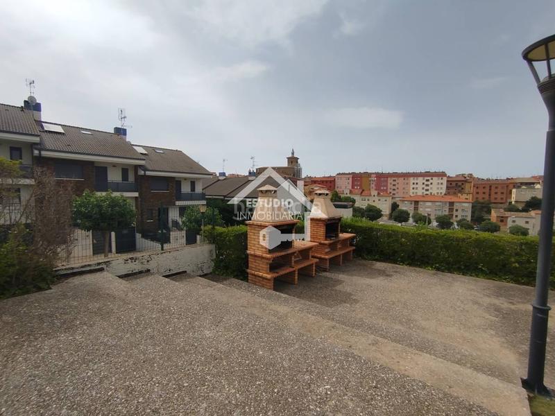 Foto 8044c443-01ae-474e-bbaf-ee94a81c5e58. Reihenhaus mit heizung parking pool in Viana