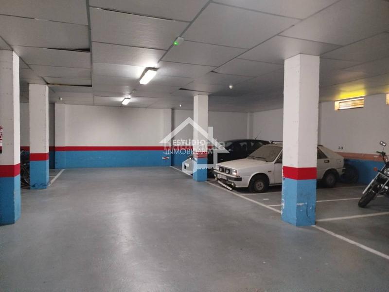 Foto 0d09c124-d6a5-46c8-80bd-55174c9888d0. Car parking in Oeste Logroño