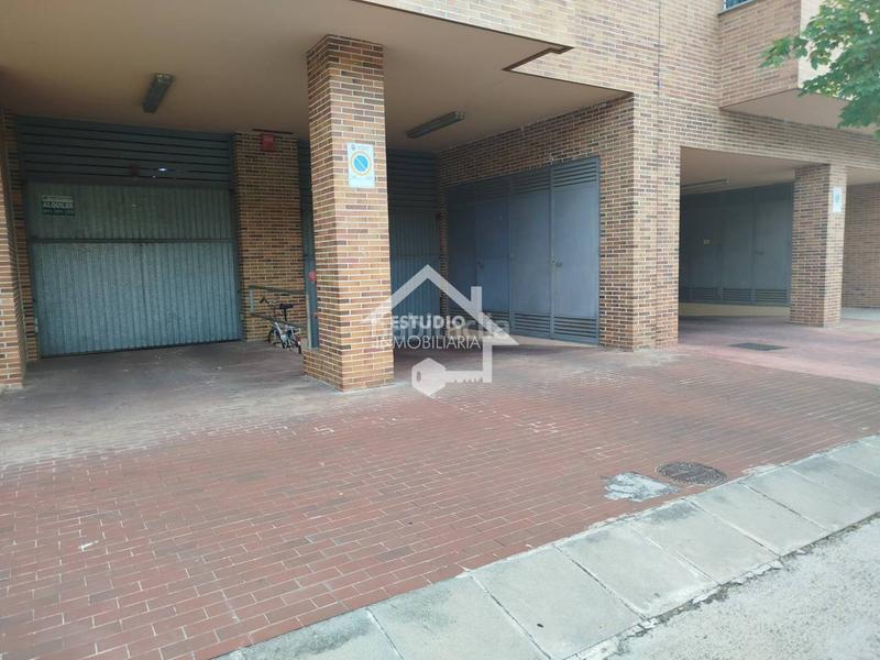 Foto 5408933c-91b1-4599-a5d3-1f1f7d6f0e02. Car parking in Oeste Logroño