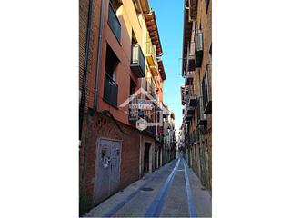 Édifice  Medio de santa maría. Edificio en el centro en viana