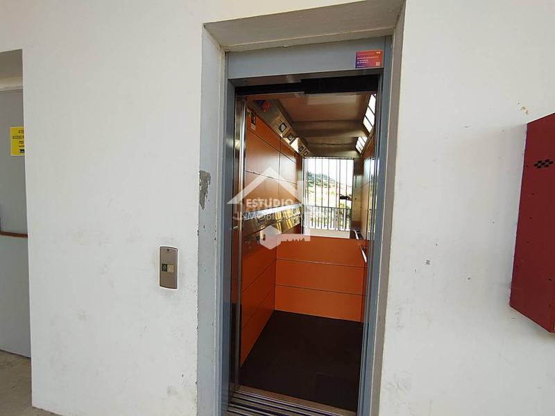 Foto 2c52bfab-5e66-40f2-ac0c-3a19aead9970. Aparcament cotxe a Viana