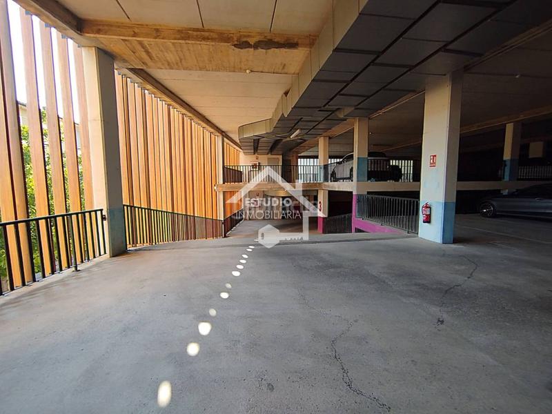 Foto 673e9746-db9f-4e50-a4e2-223171de10b9. Aparcament cotxe a Viana