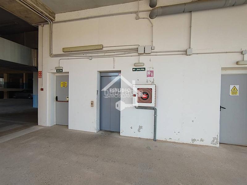Foto f71aaa4c-1e22-42fe-afa0-93dc00e05012. Aparcament cotxe a Viana