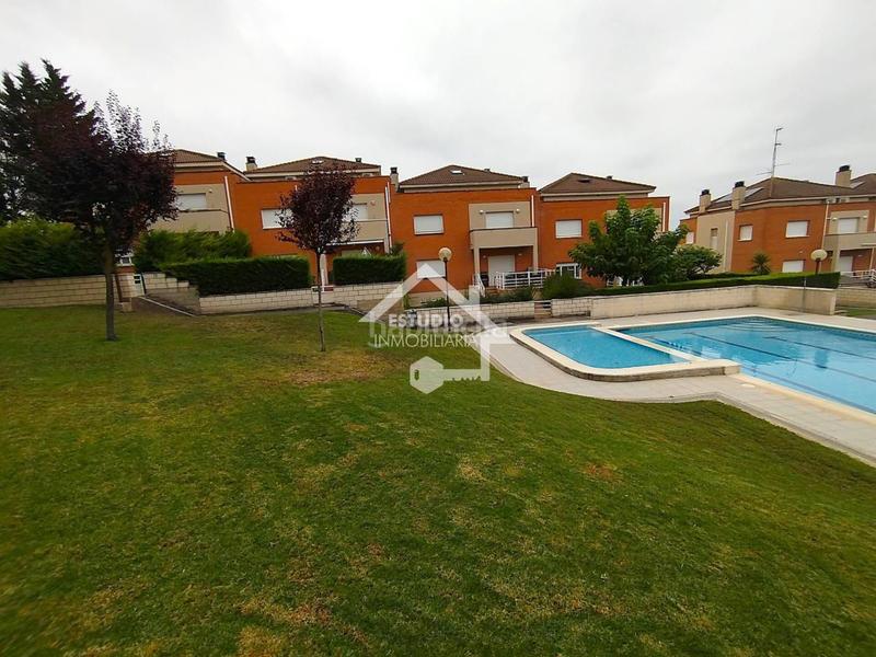 Foto bddbd054-95fd-41e2-b64c-421082928854. Chalet venta de chalet en Viana
