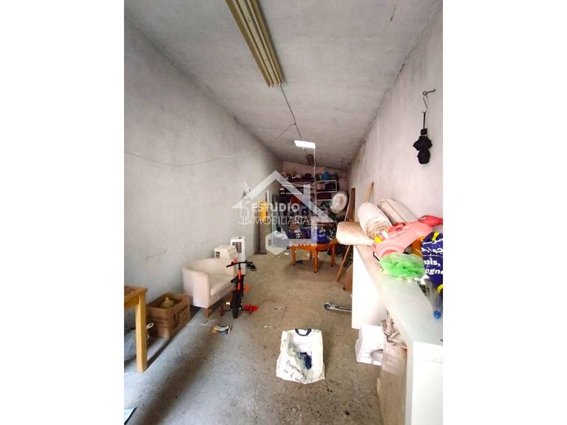 Foto f135e081-052e-42f8-a991-2797a3f28e51. Aparcament cotxe a Viana