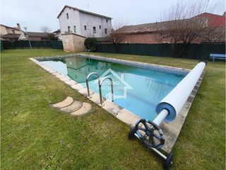 Casa adossada  Calle linares. Chalet adosado en venta en canillas de río tuerto