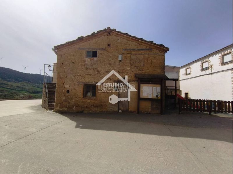 Foto 2580b2f8-0592-41e7-b836-1cb7b0ab87ba. Aparcament cotxe a Aguilar de Codés