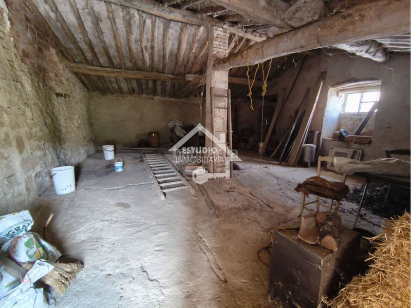 Foto 2f15788e-13d7-4bfa-9d31-733760126c68. Aparcament cotxe a Aguilar de Codés