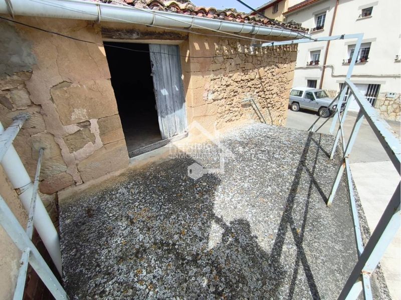 Foto 5832bb0b-0e2c-4368-bfc0-c0075a342327. Aparcament cotxe a Aguilar de Codés