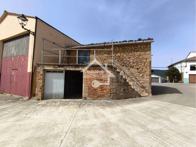 Foto 64dd33d6-e32b-4a3a-9a61-a9468c059c38. Aparcament cotxe a Aguilar de Codés