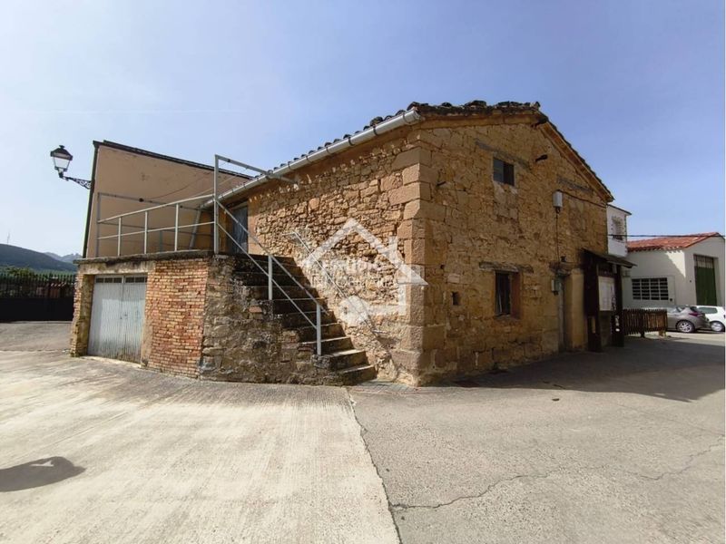 Foto 6e5b457d-fac3-4725-b1cf-052dab23466b. Aparcament cotxe a Aguilar de Codés