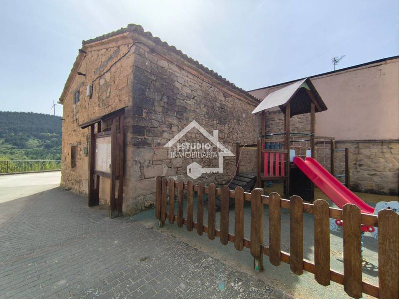 Foto 81e36722-d1b9-4d22-8d48-ffaa70340880. Aparcament cotxe a Aguilar de Codés