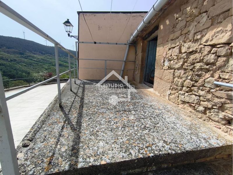 Foto 9b9d1fb3-5927-44a6-8000-767409bbcbc1. Aparcament cotxe a Aguilar de Codés