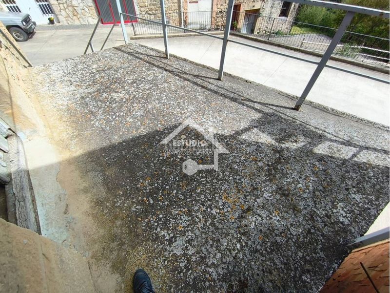 Foto 9d702d4d-2609-4353-a24b-7680a0313cbd. Aparcament cotxe a Aguilar de Codés