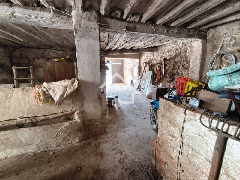 Foto b7b7ce24-b039-4259-a32c-1e310eabfc12. Aparcament cotxe a Aguilar de Codés