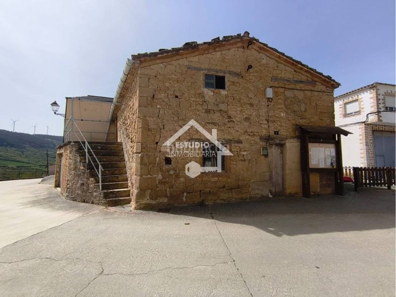 Foto bda2eae6-2220-4fe7-8271-0947d7d04da3. Aparcament cotxe a Aguilar de Codés