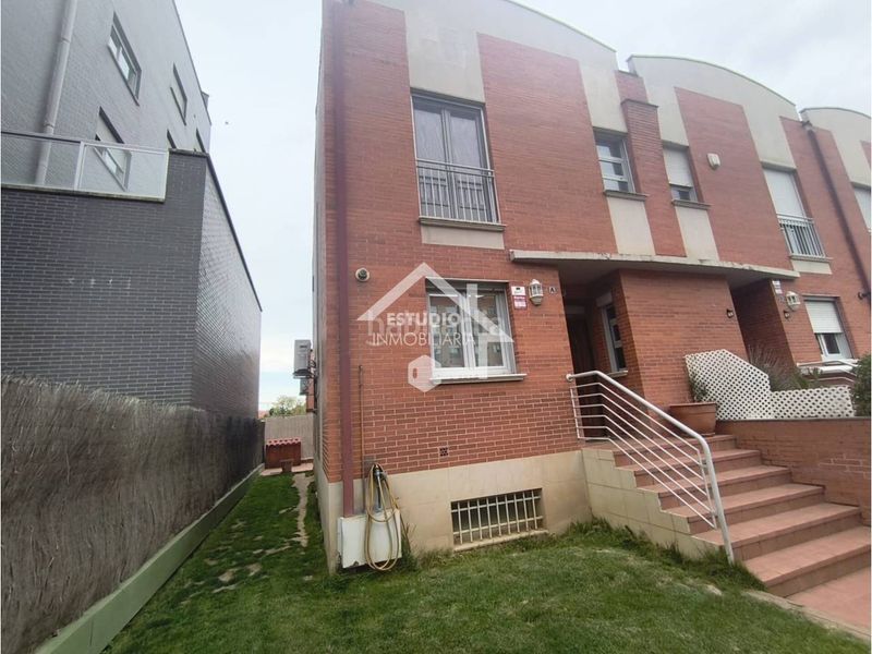 Foto 6e9decfd-3174-4107-9090-1467f9d48f00. Casa adossada amb calefacció aparcament piscina a Logroño