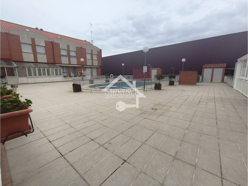 Foto 883c6979-a3a0-4c55-bae1-775b63220a6b. Casa adossada amb calefacció aparcament piscina a Logroño