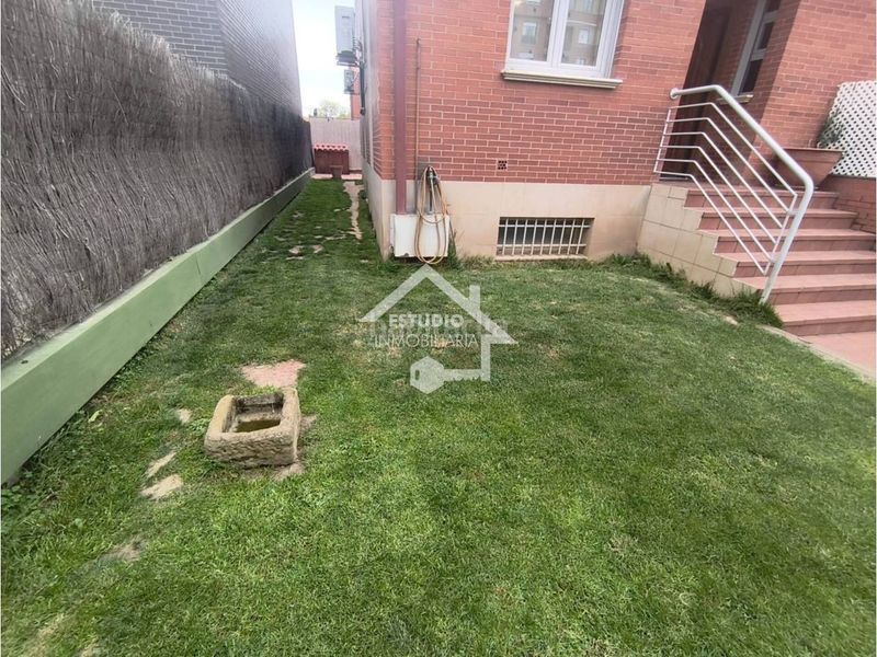 Foto 921bad7f-4c1f-465b-854f-2a459783ba2d. Casa adossada amb calefacció aparcament piscina a Logroño
