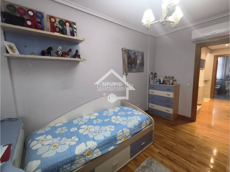 Foto aff5ccd4-621b-4f3e-9840-e0689777e339. Casa adossada amb calefacció aparcament piscina a Logroño