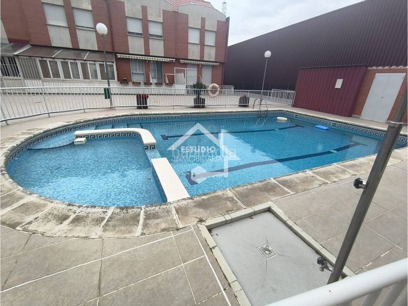 Foto b8fa68da-0521-489d-940f-a946df4c0c31. Casa adossada amb calefacció aparcament piscina a Logroño