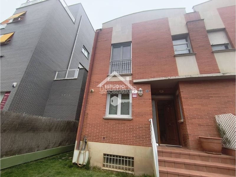 Foto c9ae7729-318f-4532-a1e2-beaa47f2ce19. Casa adossada amb calefacció aparcament piscina a Logroño